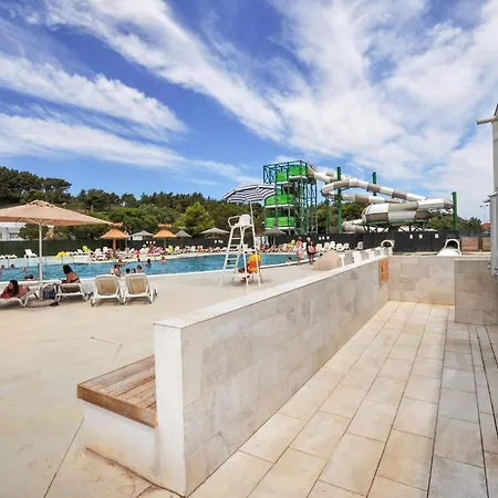 Mobile Proche Piscine Кемпинг